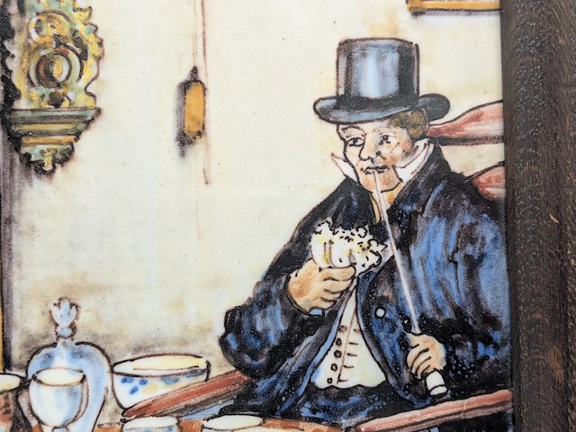 Zespas tegeltableau met polychrome voorstelling van groninger binnenhuis, rond 1900 - afbeelding 10 van  11
