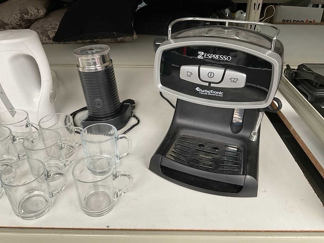 Zespresso turbotronic koffiemachine, waterkoker en glazen - afbeelding 3 van  7