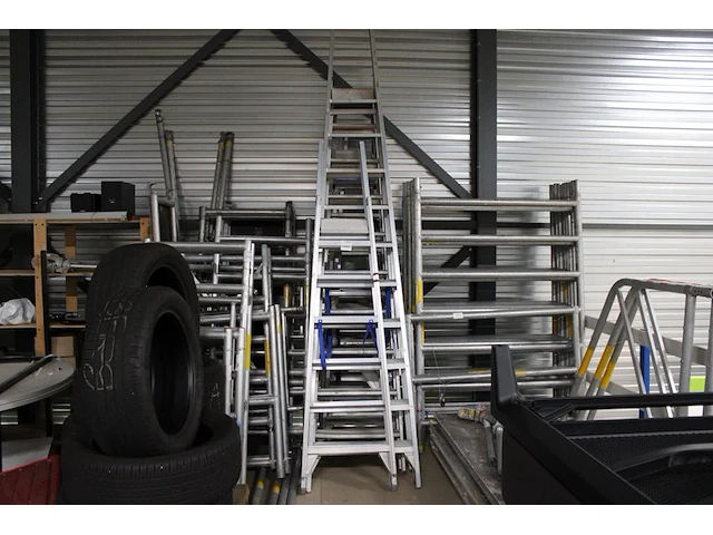 Zeven aluminium ladders, diverse merken en uitvoeringen. dienen nagekeken te worden. - afbeelding 1 van  4