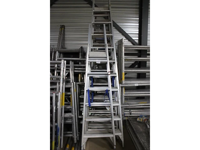 Zeven aluminium ladders, diverse merken en uitvoeringen. dienen nagekeken te worden. - afbeelding 2 van  4