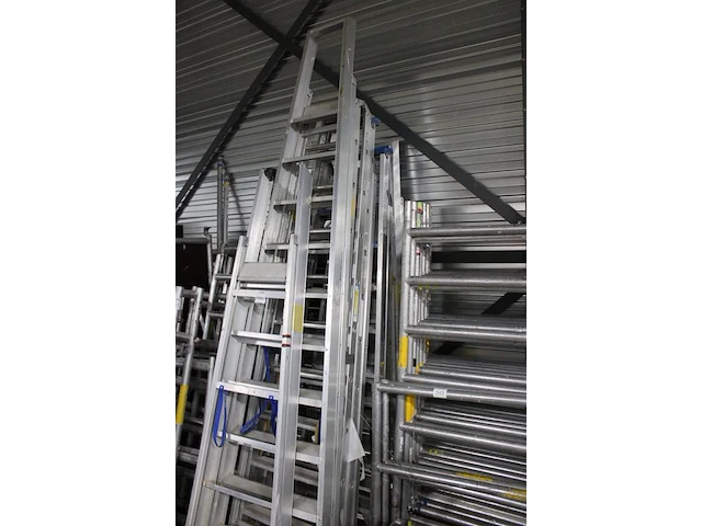 Zeven aluminium ladders, diverse merken en uitvoeringen. dienen nagekeken te worden. - afbeelding 3 van  4