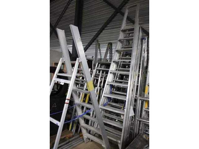 Zeven aluminium ladders, diverse merken en uitvoeringen. dienen nagekeken te worden. - afbeelding 4 van  4