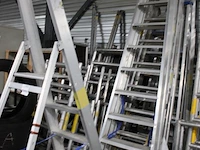 Zeven aluminium ladders, diverse merken en uitvoeringen. dienen nagekeken te worden. - afbeelding 4 van  4