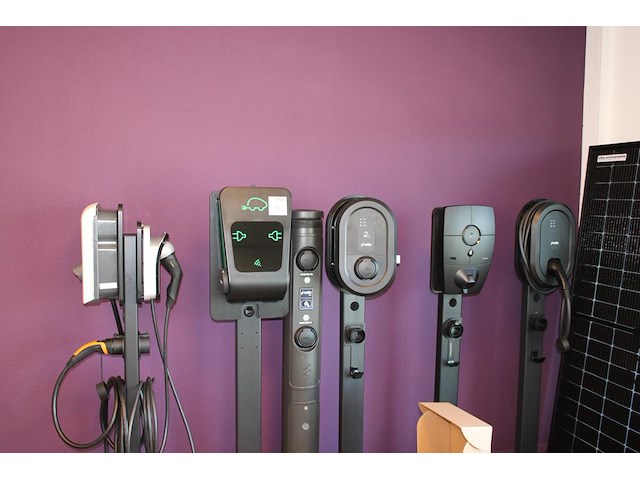 Zeven demo- / dummy-opstellingen van laadpalen w.o. wallbox, ratio, zaptec, chargepoint, alfen en ctek. - afbeelding 1 van  4