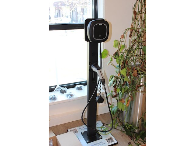 Zeven demo- / dummy-opstellingen van laadpalen w.o. wallbox, ratio, zaptec, chargepoint, alfen en ctek. - afbeelding 3 van  4
