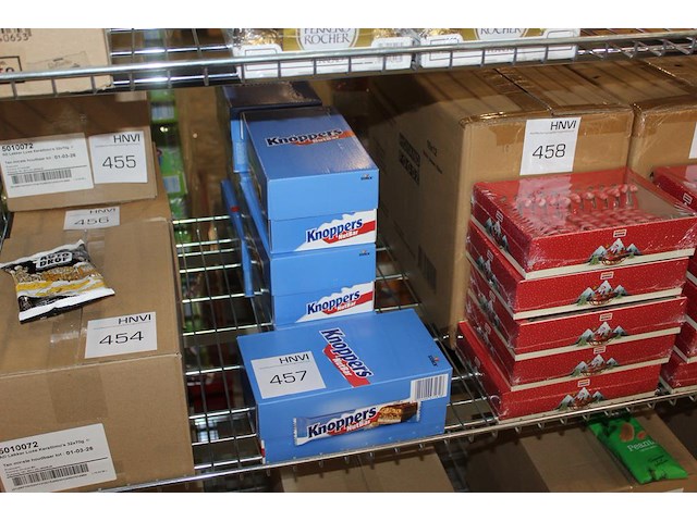 Zeven dozen knoppers. 7x 24 stuks. tht 8-25. - afbeelding 1 van  3