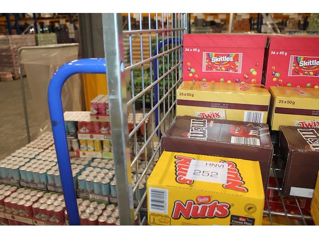 Zeven dozen snoepgoed w.o. nuts, m&m, mars, snickers, bounty, twix en skittles. totaal 197 stuks. - afbeelding 1 van  4