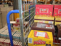 Zeven dozen snoepgoed w.o. nuts, m&m, mars, snickers, bounty, twix en skittles. totaal 197 stuks. - afbeelding 1 van  4