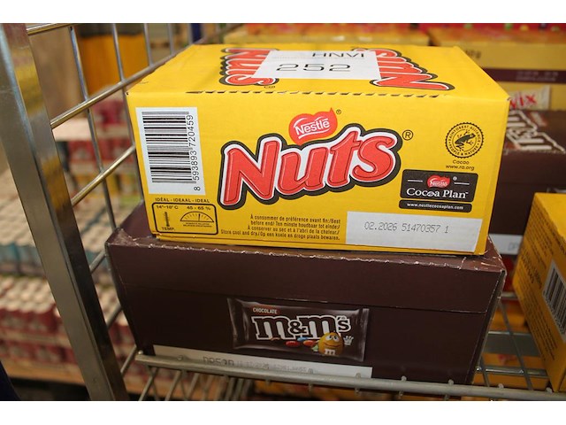 Zeven dozen snoepgoed w.o. nuts, m&m, mars, snickers, bounty, twix en skittles. totaal 197 stuks. - afbeelding 2 van  4