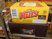 Zeven dozen snoepgoed w.o. nuts, m&m, mars, snickers, bounty, twix en skittles. totaal 197 stuks. - afbeelding 2 van  4