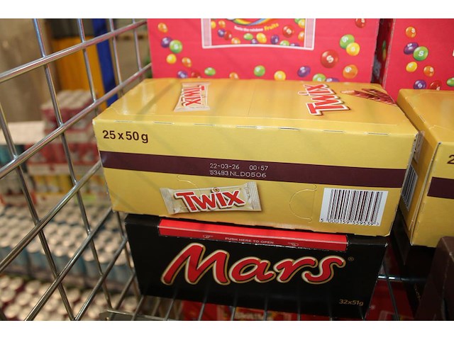 Zeven dozen snoepgoed w.o. nuts, m&m, mars, snickers, bounty, twix en skittles. totaal 197 stuks. - afbeelding 3 van  4