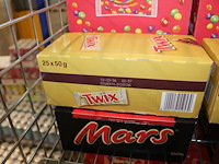 Zeven dozen snoepgoed w.o. nuts, m&m, mars, snickers, bounty, twix en skittles. totaal 197 stuks. - afbeelding 3 van  4