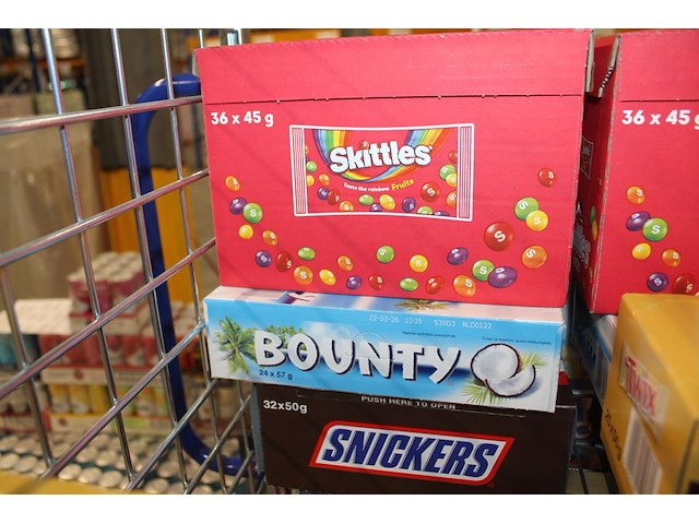 Zeven dozen snoepgoed w.o. nuts, m&m, mars, snickers, bounty, twix en skittles. totaal 197 stuks. - afbeelding 4 van  4