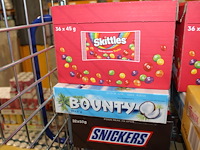 Zeven dozen snoepgoed w.o. nuts, m&m, mars, snickers, bounty, twix en skittles. totaal 197 stuks. - afbeelding 4 van  4