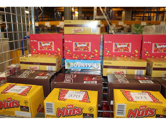 Zeven dozen snoepgoed w.o. nuts, m&m, mars, snickers, bounty, twix en skittles. totaal 197 stuks. - afbeelding 1 van  2