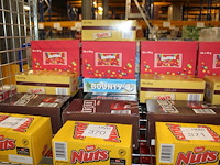 Zeven dozen snoepgoed w.o. nuts, m&m, mars, snickers, bounty, twix en skittles. totaal 197 stuks. - afbeelding 1 van  2