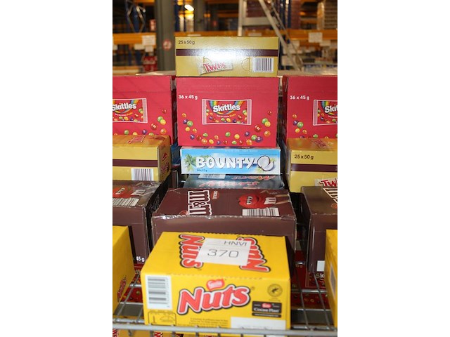 Zeven dozen snoepgoed w.o. nuts, m&m, mars, snickers, bounty, twix en skittles. totaal 197 stuks. - afbeelding 2 van  2