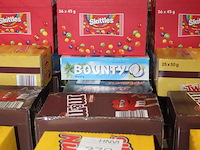 Zeven dozen snoepgoed w.o. nuts, m&m, mars, snickers, bounty, twix en skittles. totaal 197 stuks. - afbeelding 2 van  2