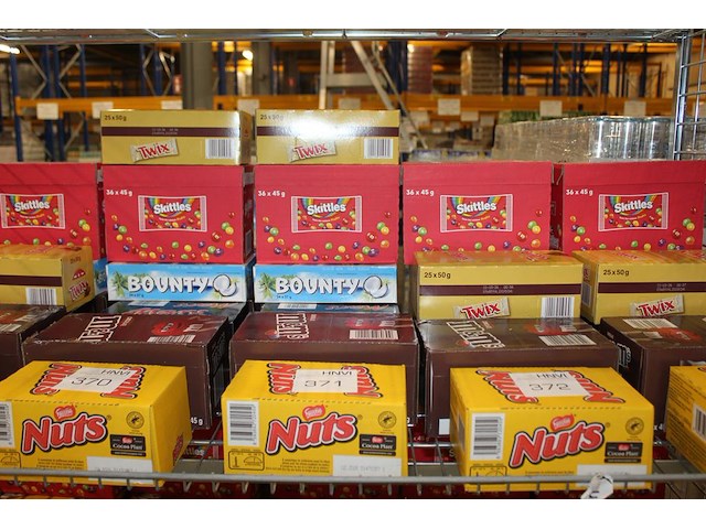 Zeven dozen snoepgoed w.o. nuts, m&m, mars, snickers, bounty, twix en skittles. totaal 197 stuks. - afbeelding 1 van  2