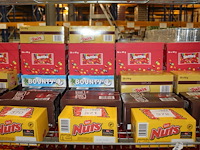 Zeven dozen snoepgoed w.o. nuts, m&m, mars, snickers, bounty, twix en skittles. totaal 197 stuks. - afbeelding 1 van  2