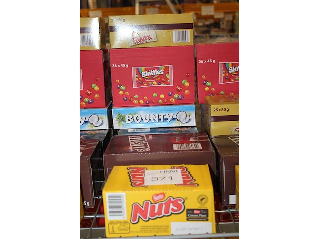 Zeven dozen snoepgoed w.o. nuts, m&m, mars, snickers, bounty, twix en skittles. totaal 197 stuks. - afbeelding 2 van  2