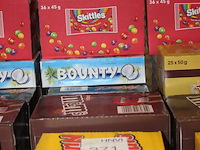 Zeven dozen snoepgoed w.o. nuts, m&m, mars, snickers, bounty, twix en skittles. totaal 197 stuks. - afbeelding 2 van  2