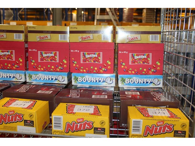 Zeven dozen snoepgoed w.o. nuts, m&m, mars, snickers, bounty, twix en skittles. totaal 197 stuks. - afbeelding 1 van  2