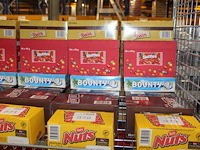 Zeven dozen snoepgoed w.o. nuts, m&m, mars, snickers, bounty, twix en skittles. totaal 197 stuks. - afbeelding 1 van  2