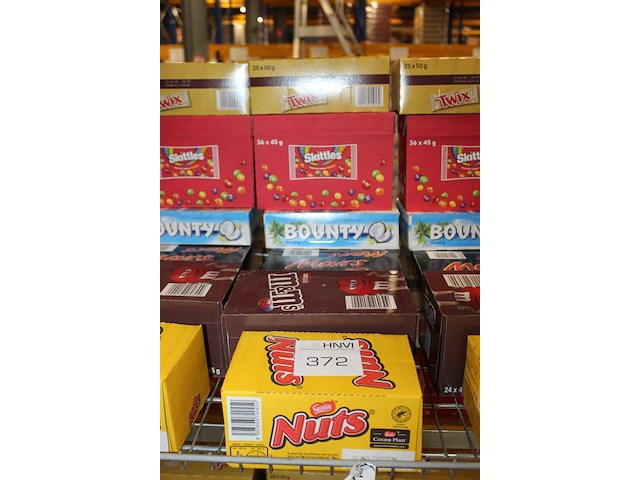 Zeven dozen snoepgoed w.o. nuts, m&m, mars, snickers, bounty, twix en skittles. totaal 197 stuks. - afbeelding 2 van  2
