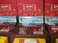 Zeven dozen snoepgoed w.o. nuts, m&m, mars, snickers, bounty, twix en skittles. totaal 197 stuks. - afbeelding 2 van  2