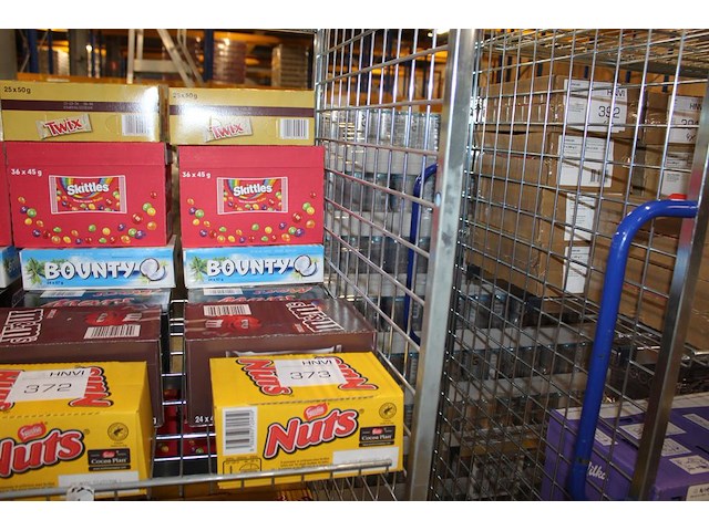 Zeven dozen snoepgoed w.o. nuts, m&m, mars, snickers, bounty, twix en skittles. totaal 197 stuks. - afbeelding 1 van  2