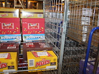 Zeven dozen snoepgoed w.o. nuts, m&m, mars, snickers, bounty, twix en skittles. totaal 197 stuks. - afbeelding 1 van  2