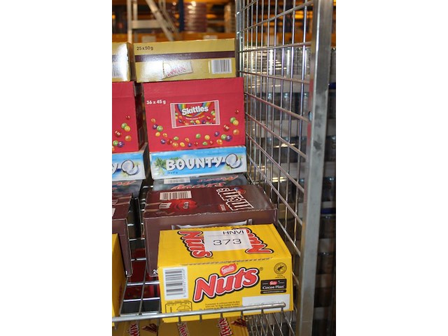 Zeven dozen snoepgoed w.o. nuts, m&m, mars, snickers, bounty, twix en skittles. totaal 197 stuks. - afbeelding 2 van  2