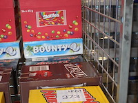 Zeven dozen snoepgoed w.o. nuts, m&m, mars, snickers, bounty, twix en skittles. totaal 197 stuks. - afbeelding 2 van  2