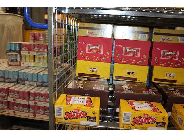 Zeven dozen snoepgoed w.o. nuts, m&m, mars, snickers, twix en skittles. totaal 197 stuks. - afbeelding 1 van  2