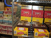 Zeven dozen snoepgoed w.o. nuts, m&m, mars, snickers, twix en skittles. totaal 197 stuks. - afbeelding 1 van  2