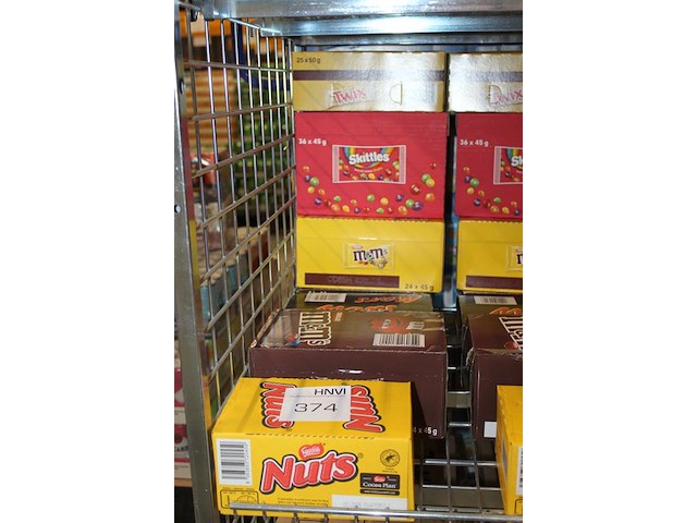 Zeven dozen snoepgoed w.o. nuts, m&m, mars, snickers, twix en skittles. totaal 197 stuks. - afbeelding 2 van  2