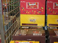 Zeven dozen snoepgoed w.o. nuts, m&m, mars, snickers, twix en skittles. totaal 197 stuks. - afbeelding 2 van  2