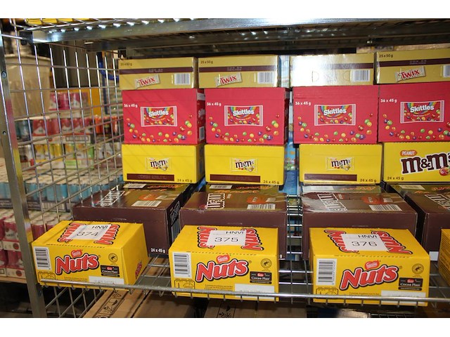 Zeven dozen snoepgoed w.o. nuts, m&m, mars, snickers, twix en skittles. totaal 197 stuks. - afbeelding 1 van  2