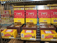 Zeven dozen snoepgoed w.o. nuts, m&m, mars, snickers, twix en skittles. totaal 197 stuks. - afbeelding 1 van  2