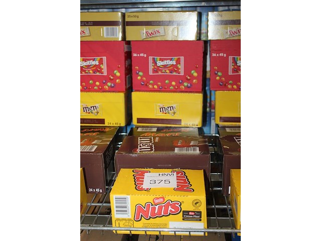 Zeven dozen snoepgoed w.o. nuts, m&m, mars, snickers, twix en skittles. totaal 197 stuks. - afbeelding 2 van  2
