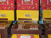 Zeven dozen snoepgoed w.o. nuts, m&m, mars, snickers, twix en skittles. totaal 197 stuks. - afbeelding 2 van  2