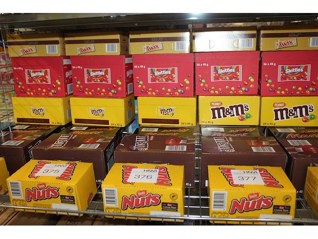 Zeven dozen snoepgoed w.o. nuts, m&m, mars, snickers, twix en skittles. totaal 197 stuks. - afbeelding 1 van  2
