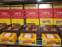Zeven dozen snoepgoed w.o. nuts, m&m, mars, snickers, twix en skittles. totaal 197 stuks. - afbeelding 1 van  2