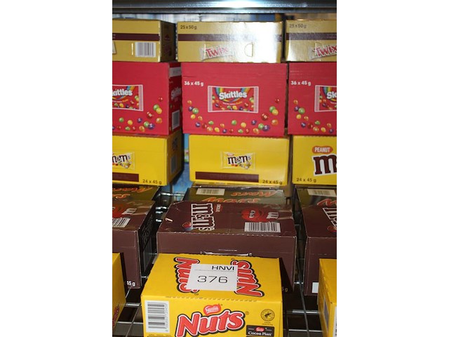 Zeven dozen snoepgoed w.o. nuts, m&m, mars, snickers, twix en skittles. totaal 197 stuks. - afbeelding 2 van  2