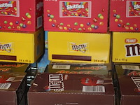 Zeven dozen snoepgoed w.o. nuts, m&m, mars, snickers, twix en skittles. totaal 197 stuks. - afbeelding 2 van  2