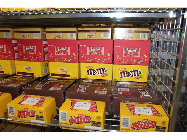 Zeven dozen snoepgoed w.o. nuts, m&m, mars, snickers, twix en skittles. totaal 197 stuks. - afbeelding 1 van  2
