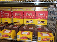 Zeven dozen snoepgoed w.o. nuts, m&m, mars, snickers, twix en skittles. totaal 197 stuks. - afbeelding 1 van  2