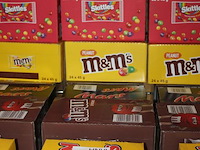 Zeven dozen snoepgoed w.o. nuts, m&m, mars, snickers, twix en skittles. totaal 197 stuks. - afbeelding 2 van  2