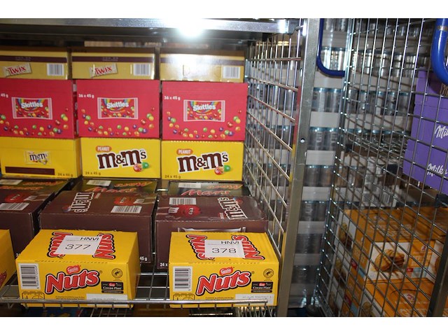 Zeven dozen snoepgoed w.o. nuts, m&m, mars, snickers, twix en skittles. totaal 197 stuks. - afbeelding 1 van  2
